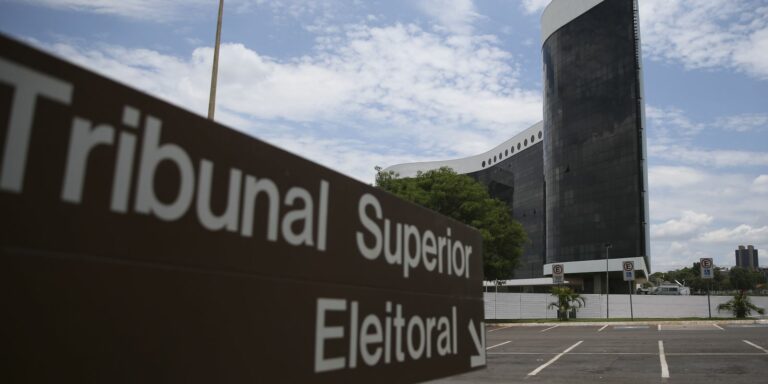 TSE insere em norma proibição a celular e armas na cabine de votação