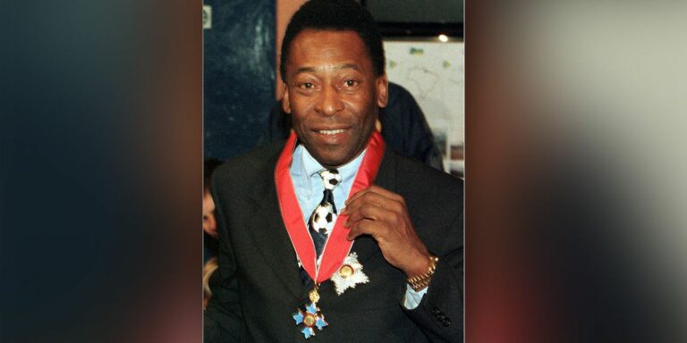 Condecorado por Elizabeth II, Pelé diz que legado será para sempre