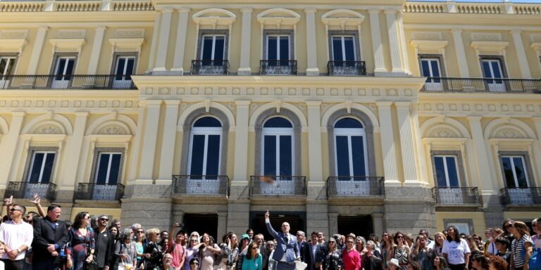 Quatro anos após incêndio, Museu Nacional apresenta fachada restaurada