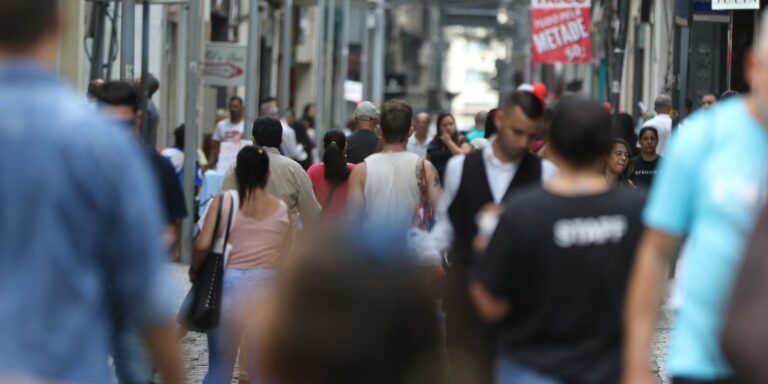 Brasil registra 92 mortes e 12,6 mil novos casos de covid-19