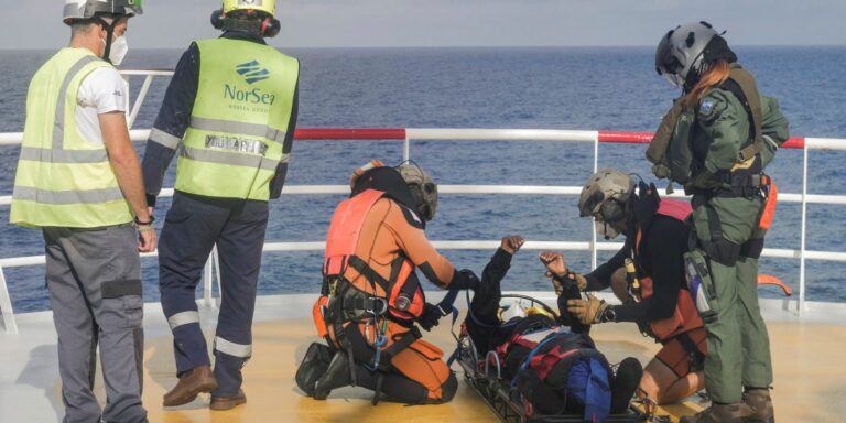 França permite que barco de imigrantes atraque e faz críticas à Itália