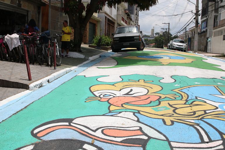 Pinturas com tema da Copa do Mundo na rua Capitão Siqueira Barbosa, Parada Inglesa, zona norte de São Paulo.