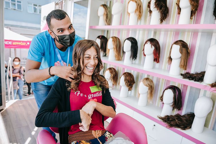 Sā Paulo (SP) - Ariana Santos Landuci Silva, posa para foto com sua peruca do projeto 