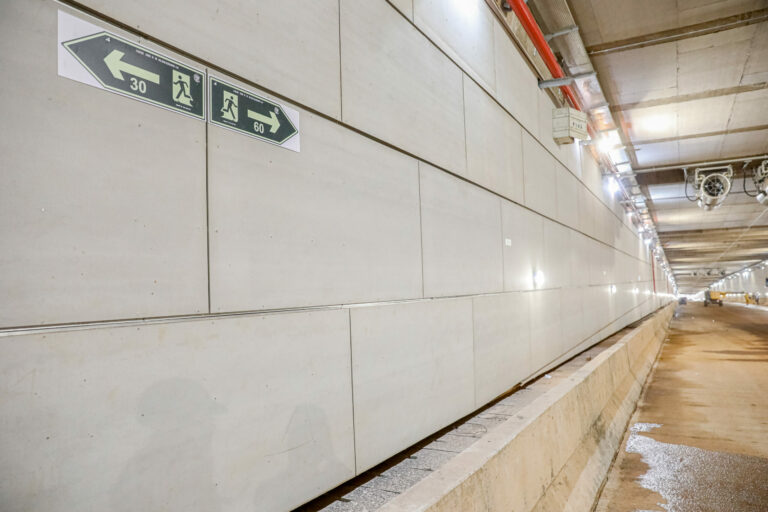 Túnel de Taguatinga ganha sinalização de segurança com rotas de fuga