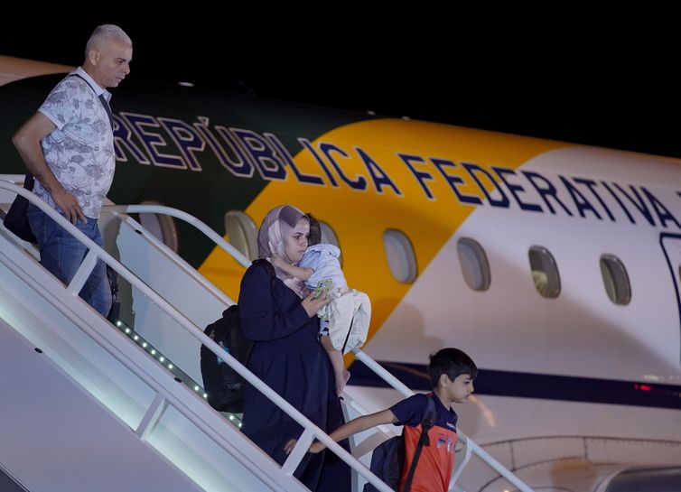 Brasília-DF, 14.11.2023, Chegada do avião presidencial com 32 brasileiros resgatados da Faixa de Gaza que saiu do Cairo (Egito) para o Brasil. A aeronave fez escalas técnicas em Roma (Itália), Las Palmas (Espanha), e no Recife. São 17 crianças, nove mulheres e seis homens que aguardaram mais de 30 dias a permissão das autoridades de Israel, Gaza e Egito para retornar ao Brasil. .  Foto: Rafa Neddermeyer/Agência Brasil