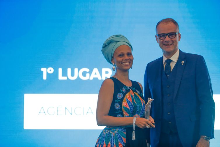 São Paulo SP 04/12//2023 - Entrega do Prêmio Einstein + Admirados da Imprensa de Saœde,Ciência e Bem-Estar, no Centro de Ensino e Pesquisa Albert Einstein . Juliana Cezar Nunes recebe o prêmio. Foto Paulo Pinto/Agência Brasil