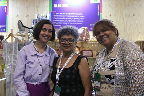 São Paulo (SP), 02/12/2023 -  As artesãs Jussara Rosa, Chica Rosa e Adiane Piau, da Cia do Lacre, participam da feira nacional de negócios Expo Favela Innovation, no Expo Center Norte. Foto: Rovena Rosa/Agência Brasil