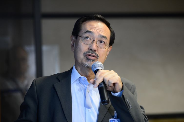 Rio de Janeiro, RJ, Brasil - O engenheiro Edson Watanabe, diretor da Coppe/UFRJ, apresenta trabalhos de perícia sobre o desabamento da ciclovia da Avenida Niemeyer. (Foto: Fernando Frazão/Agência Brasil)