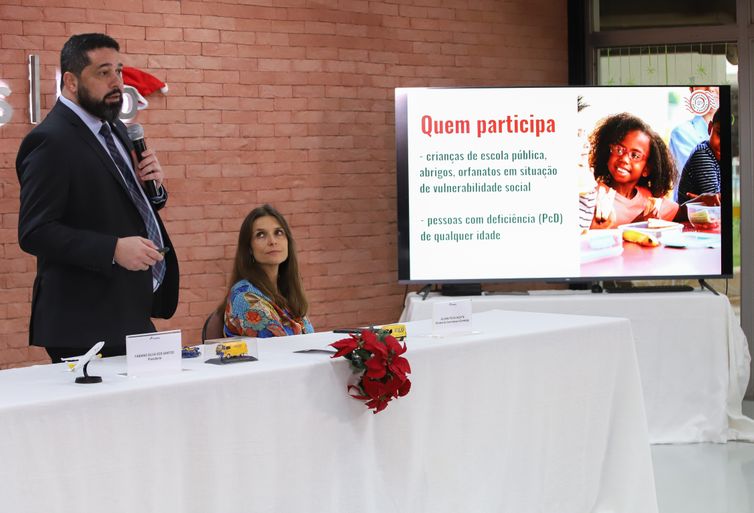 Brasília (DF), 05/12/2023, O presidente dos Correios, Fabiano Silva dos Santos, e a diretora de Governança e Estratégia da estatal, Juliana Picoli Agatte, apresentam o balanço parcial da campanha Papai Noel dos Correios 2023. Foto: Antonio Cruz/Agência Brasil