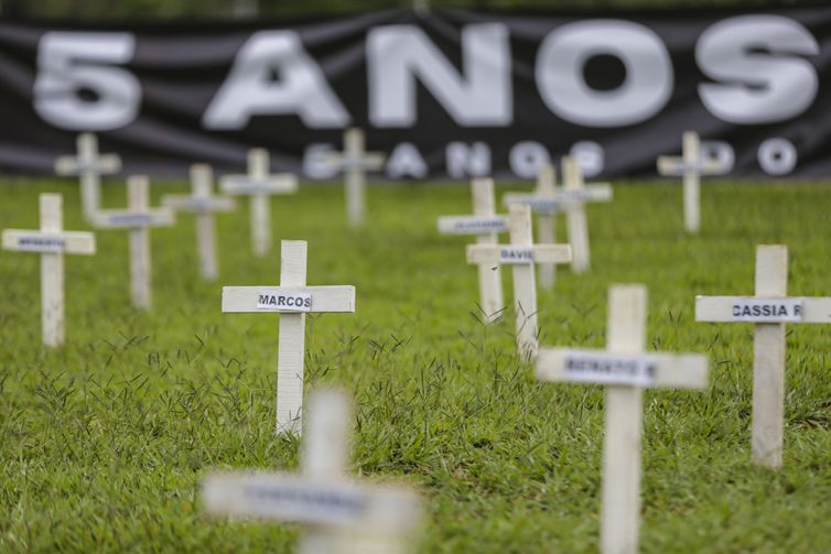 Brasília (DF), 25/01/2024 - Cruzes são colocadas em frente ao Congresso Nacional para lembrar as vítimas do rompimento da barragem da Vale em Brumadinho.  Foto: Marcelo Camargo/Agência Brasil