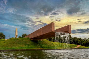 Brasília (DF) 26/01/2024 - Um pavilhão com cerca de 1,5 mil metros quadrados de área construída, integrado a um amplo jardim, em um terreno de 9 hectares. Trata-se de um memorial onde familiares das vítimas da tragédia ocorrida em Brumadinho no dia 25 de janeiro de 2019 poderão se conectar com seus parentes e prestar suas homenagens. 
Foto: Jomar Bragança/Arquitetos Associados/Divulgação