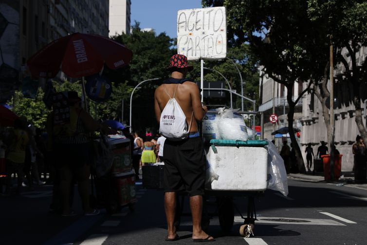 Rio de Janeiro (RJ) 10/02/2024 – Vendedores ambulantes no blocos de carnaval no centro da cidade. Foto: Fernando Frazão/Agência Brasil