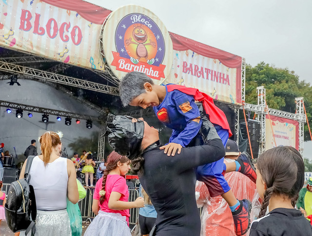 11/02/2024 - Blocos de Carnaval animam crianças no Baratinha e roqueiros em Ceilândia