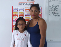 Estudante cubana de 9 anos conta com intérprete durante as aulas