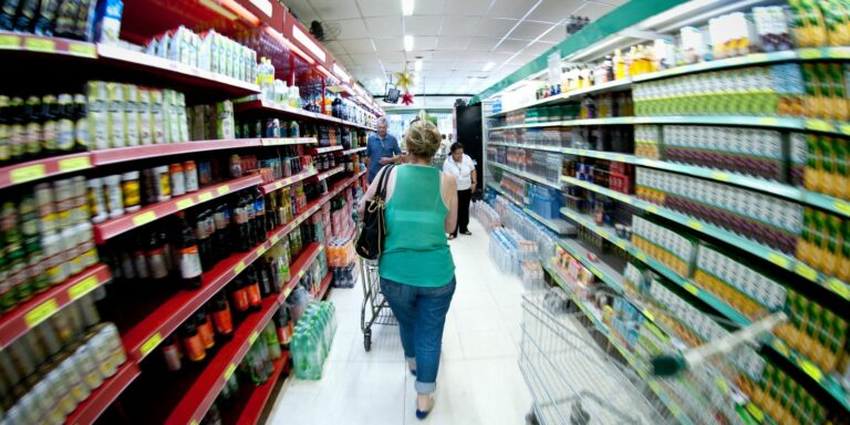 Cesta básica cai em 17 capitais, aponta Dieese