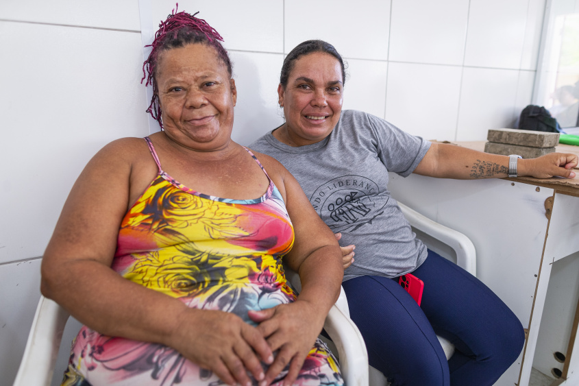 Joseane dos Santos e Simone Pereira, marisqueiras, destacam importância da oficina. Foto: Alisson Frazão/ Secom Maceió