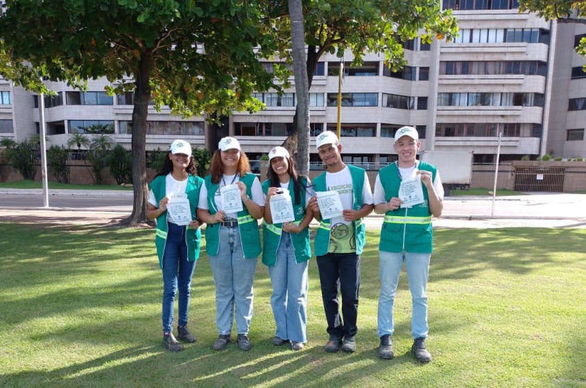 Equipe de educação ambiental da Alurb em atividade na Ponta Verde. Foto: Crystália Tavares/Ascom Alurb