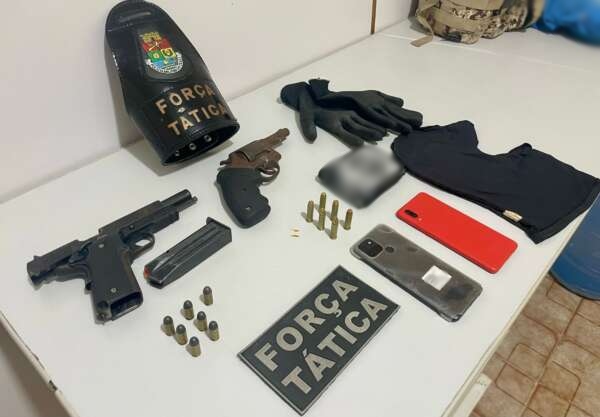 PMCE prende dupla com armas e munições em Fortim