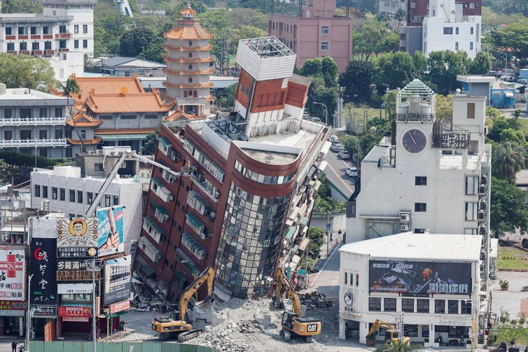 A general view as workers carry out operations while on an elevated platform of a firefighting truck at the site where a building collapsed, following the earthquake, in Hualien, Taiwan April 4, 2024. REUTERS/Carlos Garcia Rawlins