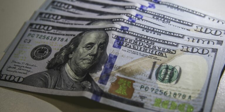 Dólar cai para R$ 5,19, mas sobe 1,53% na semana