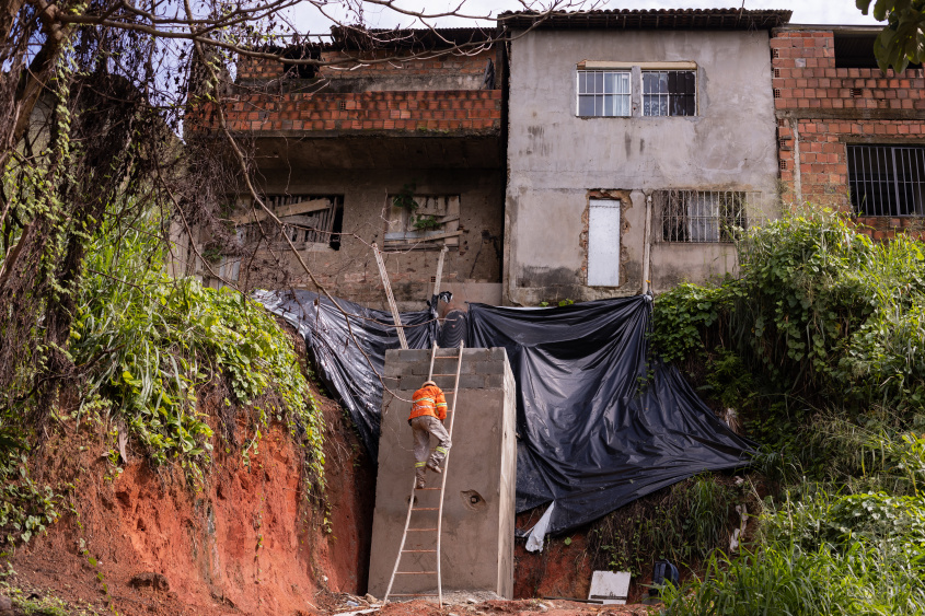 Caixa de esgoto atenderá residências na Cambona. Foto: Victor Vercant/Secom