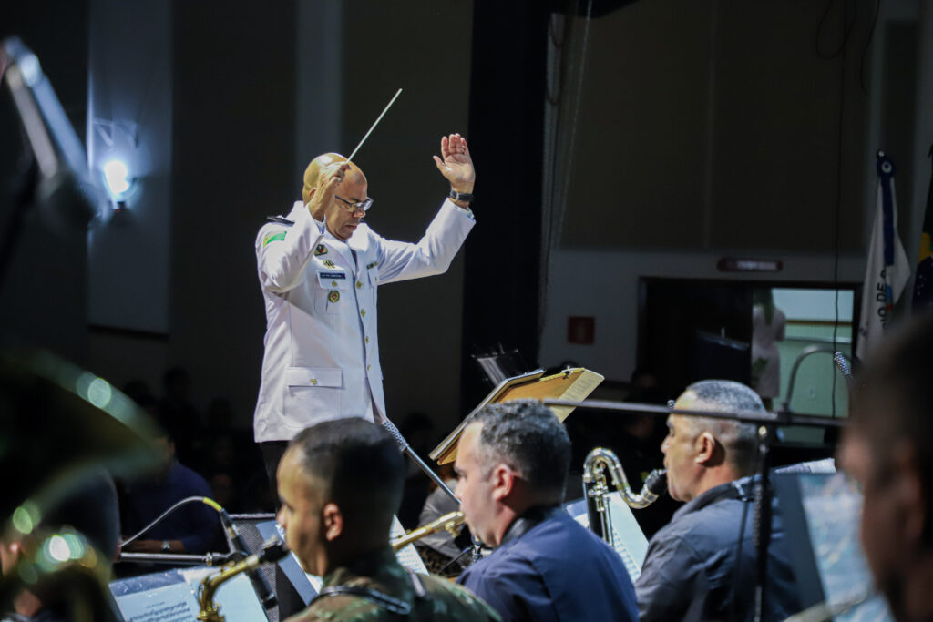 O regente da Banda de Música da PMAC, capitão Sandoval França, dividiu o palco com sua equipe de músicos e convidados militares e civis. Foto: Neto Lucena.
