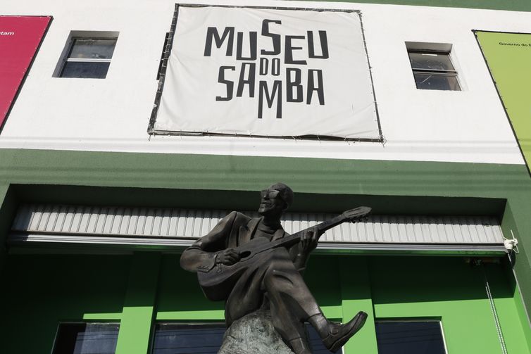 Rio de Janeiro (RJ), 25/07/2023 - Estátua de Cartola na entrada do Museu do Samba, na Mangueira. Foto: Fernando Frazão/Agência Brasil