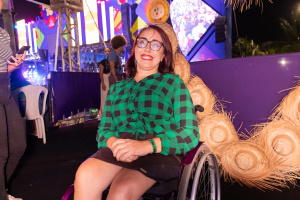 Paula Ravenala passou a ir aos shows com a criação do camarote para pessoas com deficiência. Foto: Victor Vercant /Secom Maceió