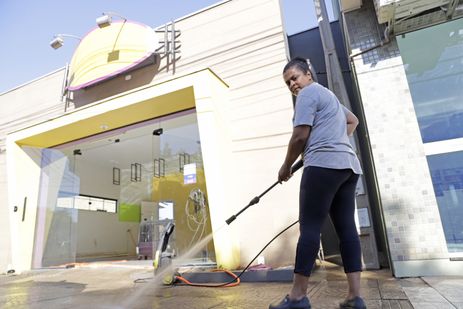 Roca Sales (RS), 22/06/2024 - Raquel Lima em frente a sua loja, após enchente que atingiu toda a região. Foto: Bruno Peres/Agência Brasil
