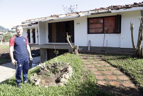 Roca Sales (RS), 22/06/2024 - Glauco Kummer em frente a sua casa, após enchente que atingiu toda a região. Foto: Bruno Peres/Agência Brasil