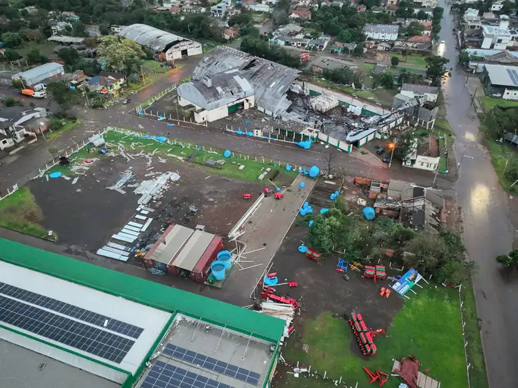 Brasília (DF) 16/06/2024 - No sábado, 15 de junho, por volta de 22h30, ocorreu, na cidade de São Luiz Gonzaga, um fenômeno classificado pela Sala de Situação do Estado como uma microexplosão, decorrente de uma intensa instabilidade associada a uma frente-fria estacionária, juntamente com o fluxo de umidade do norte do país. 

Foto: Casa Civil RS/Divulgação