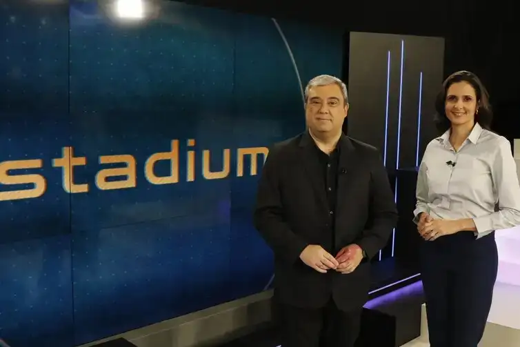 Programa Stadium, da TV Brasil, é apresentado por Paulo Garritano e Marília Arrigoni.