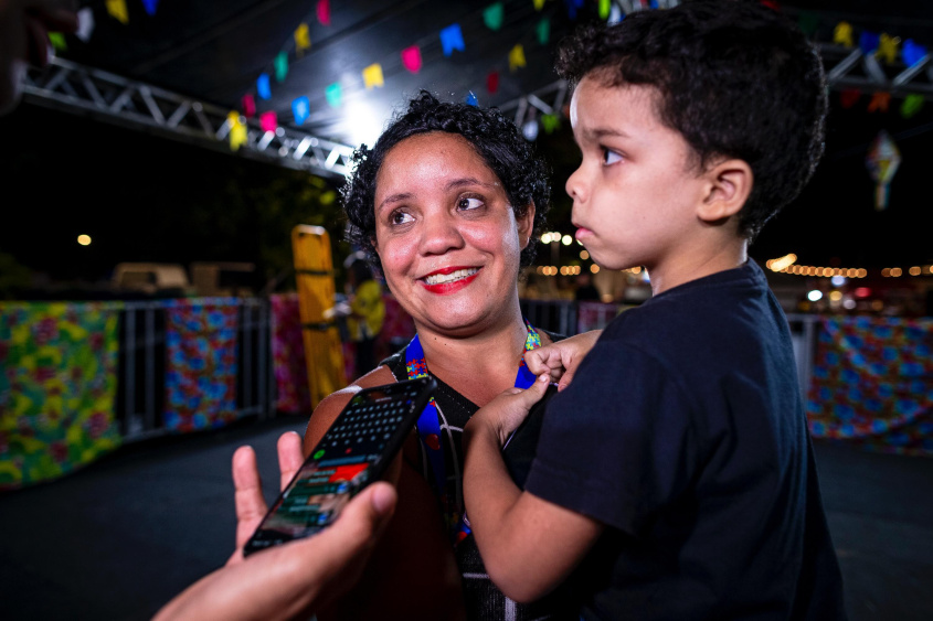 Aline aproveitou o São João com o filho Anthony, que é autista, em segurança no Camarote PCD. Foto: Alisson Frazão/Secom