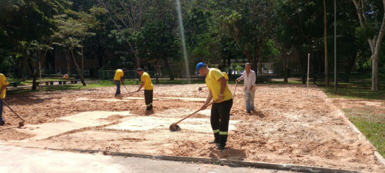 Mais de 100 toneladas de areia já foram repostas em parquinhos e quadras de areia do Plano Piloto