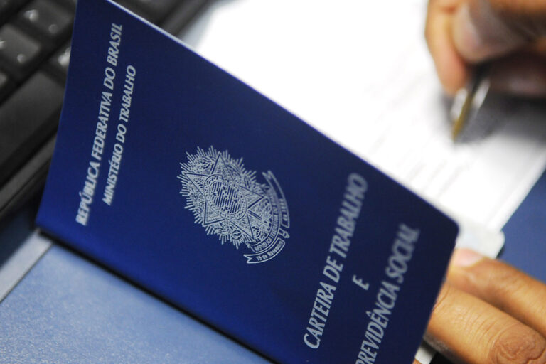 Agências do trabalhador têm vagas com salários de até R$ 3,5 mil nesta terça (24)