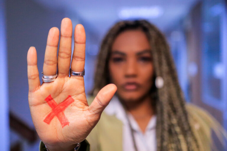 Como identificar e denunciar as diferentes formas de violência contra a mulher