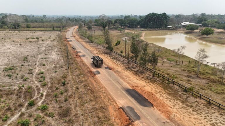 Em Sena Madureira, Deracre vistoria obras na estrada Mário Lobão e construção de rampa e pavimentação na reserva Cazumbá-Iracema