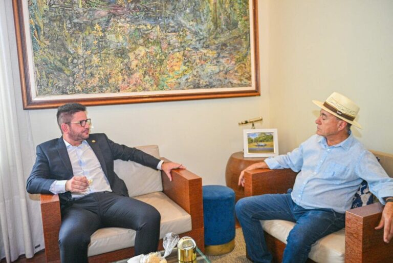 Governador Gladson Cameli recebe o prefeito Tião Bocalom para discutirem limpeza do Rio Acre e parcerias estratégicas
