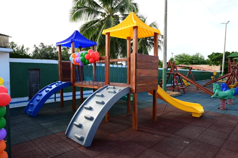 Governo do Ceará entrega brinquedopraça em Paripueira, no município de Beberibe