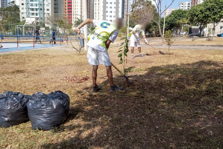 Praça das Araras, em Águas Claras, passa por reforma e ganha novo parquinho infantil