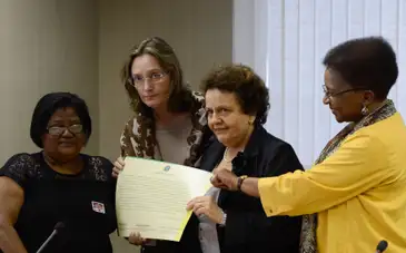 Brasília (DF), 25/03/2014 - Alyne Pimentel faleceu em 2002 após atendimento pela rede de saúde do Rio. E/D: Maria de Lourdes Pimentel, mãe; e ministras Maria do Rosário; Eleonora Mennicucci; Luiza Barros Foto: Valter Campanato/Agência Brasil