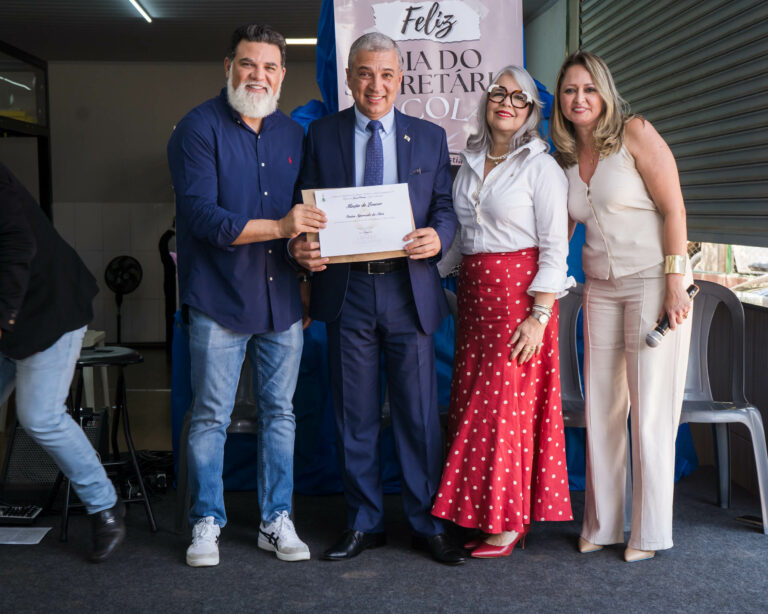 Secretários escolares são homenageados com menções honrosas
