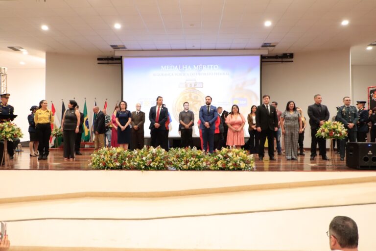 Segurança pública reconhece dedicação de civis e militares com entrega de medalha
