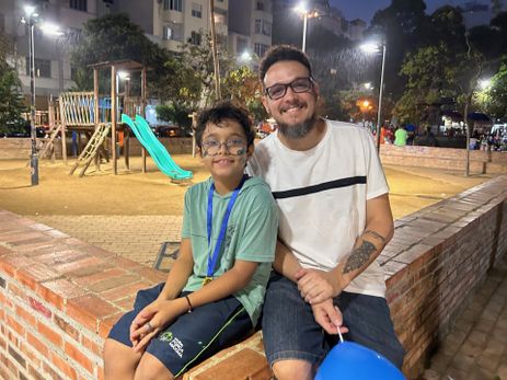 Rio de Janeiro (RJ) 30/10/2024 - O professor Thiago Oliveira e seu filho Théo, de 10 anos.
Foto: Thiago Oliveira/Arquivo pessoal