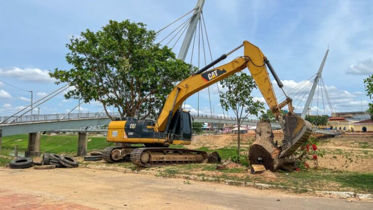 Estado e Prefeitura da capital retiram 600 toneladas de entulhos e 800 pneus do Rio Acre em 9 dias
