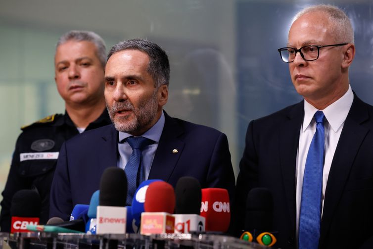 Rio de Janeiro (RJ), 29/10/2024 - O secretário Nacional de Segurança Pública, Mário Luiz Sarrubbo, se reuniu com o secretário de Segurança Pública do Rio de Janeiro, Victor dos Santos, no Centro Integrado de Comando e Controle (CICC), pós episódios de violência na capital fluminense. Foto: Tânia Rêgo/Agência Brasil