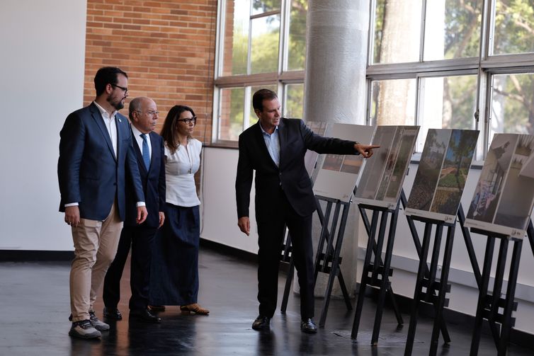 Rio de Janeiro (RJ), 30/10/2024 - O prefeito Eduardo Paes entrega a obra de revitalização do Museu de Arte Moderna (MAM Rio), que vai receber a Cúpula do G20, em cerimônia com  a presença da primeira-dama Janja Lula da Silva e do Ministro das Relações Exteriores, Mauro Vieira. Foto: Tânia Rêgo/Agência Brasil