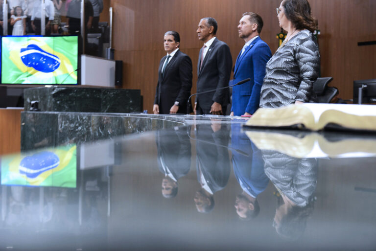 Em sessão solene proposta por Bruno Peixoto, Parlamento goiano homenageou educadores nessa 3ª-feira