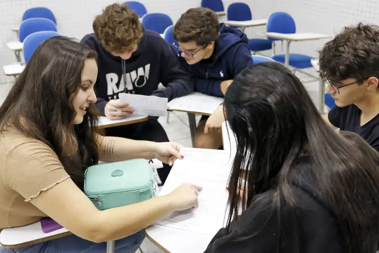 Brasília (DF), 30/10/2024 - Professora do colégio Galois, Roberta Paim, fala com alunos sobre dicas de redação para o Enem 2024. Foto: Bruno Peres/Agência Brasil