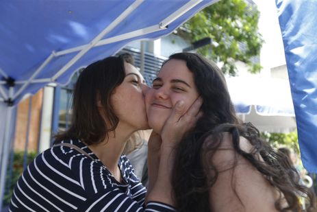 São Paulo (SP), 10/11/2024 - Vanessa Monteiro com a filha Sofia,  no segundo dia de provas do ENEM na UNIP Vergueiro em São Paulo. Foto: Paulo Pinto/Agência Brasil